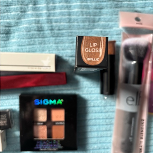 Assorted makeup & makeup brush bundle - Picture 5 of 10